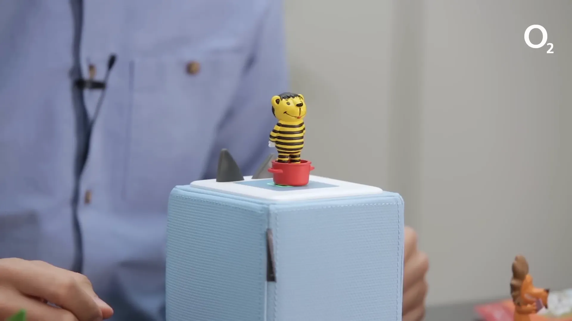 Kinder hören Geschichten von der Toniebox