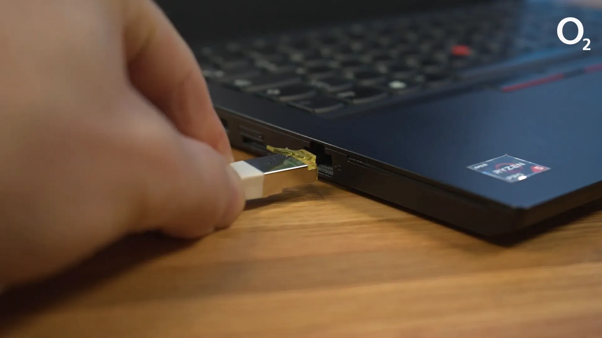 Anschließen des LAN-Kabels an den Laptop